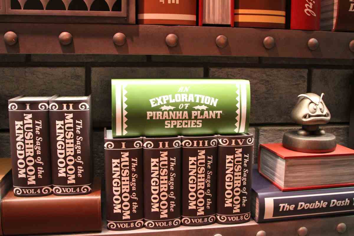 Un livre sur les plantes Piranha et un presse-papier Goomba dans la file d'attente de Mario Kart : le défi de Bowser