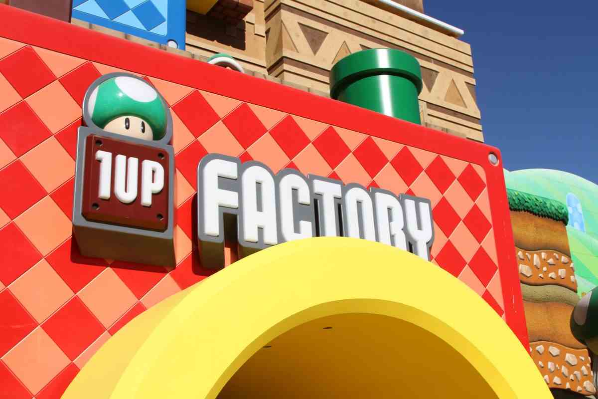 L'enseigne et l'entrée inspirée de Warp Pipe pour la boutique de cadeaux de Super Nintendo World, appelée 1-Up Factory.