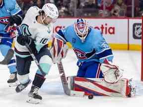 Sam Montembeault des Canadiens effectue un arrêt sur Matty Beniers des Seattle Kraken lors de la deuxième période d'un match de la Ligue nationale de hockey à Montréal le lundi 9 janvier 2023.