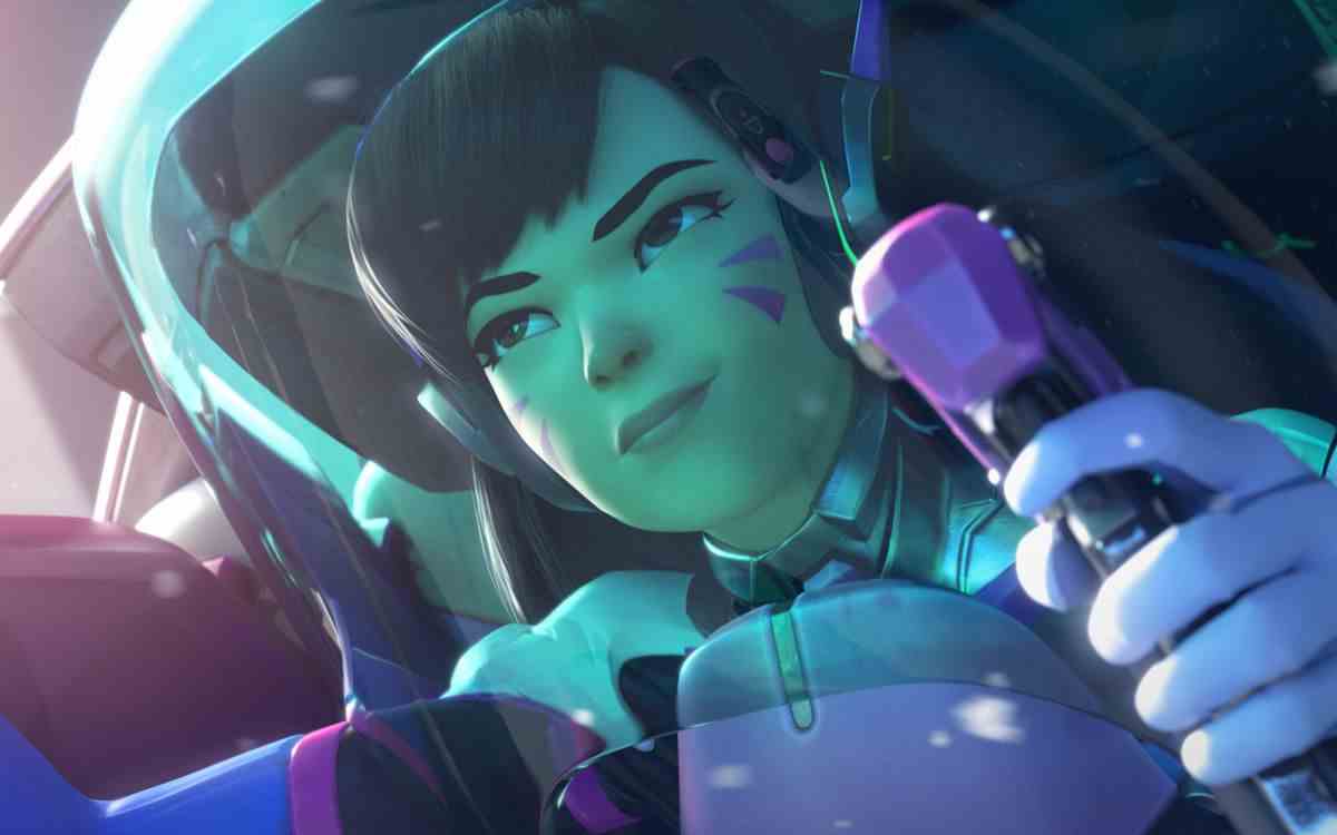 D.Va semble concentrée alors qu'elle agrippe le manche de contrôle à l'intérieur de son robot dans Overwatch