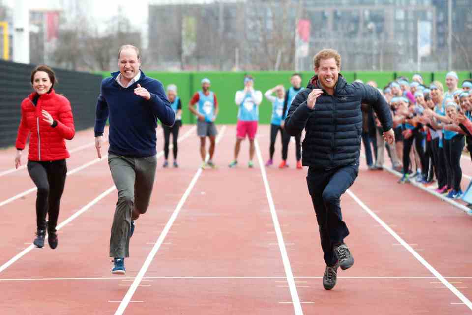 Le trio participe à une course de relais royale en 2017. (Getty Images) 