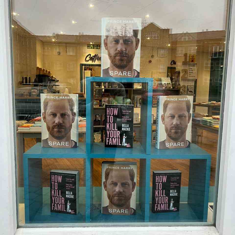 Berts Books à Swindon a jeté un coup d'œil voilé sur le livre du prince Harry dans leur vitrine - @bertsbooks