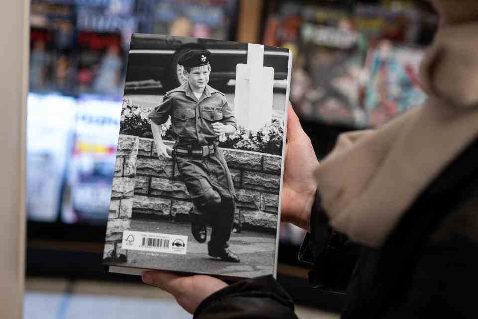 L'image arrière du prince Harry court vers un char léger lors d'une visite à la caserne des Light Dragoons à Hanovre, en Allemagne, le 29 juillet 1993, en tant qu'autobiographie récemment publiée du duc de Sussex à WHSmith's à Victoria Station, le livre est devenu disponible à l'achat à minuit.  Date de la photo : mardi 10 janvier 2023. (Photo par Aaron Chown/PA Images via Getty Images)