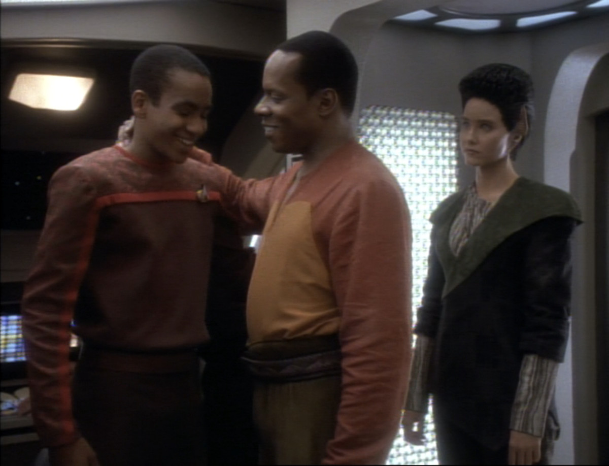 Le commandant Sisko souriant à son fils Jake dans un épisode de Deep Space Nine