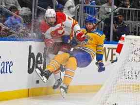 Le défenseur des Flames de Calgary Chris Tanev affronte l'attaquant des Blues de St. Louis Tyler Pitlick au Enterprise Center de St. Louis le mardi 10 janvier 2023.