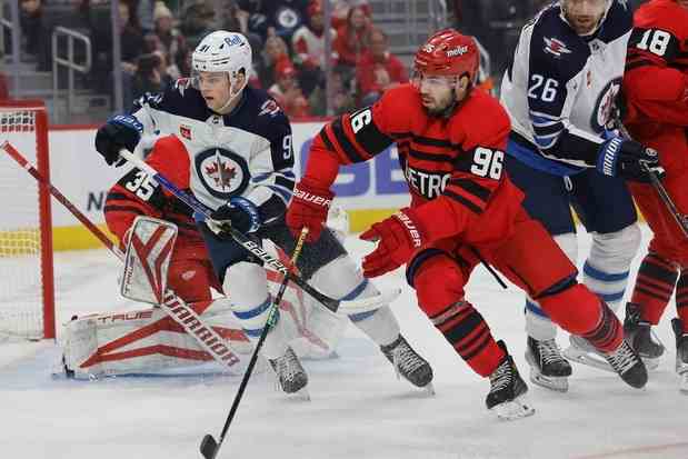 La séquence de victoires des Jets a été interrompue alors qu’ils tombent aux mains des Red Wings lors d’une folle fête des buts