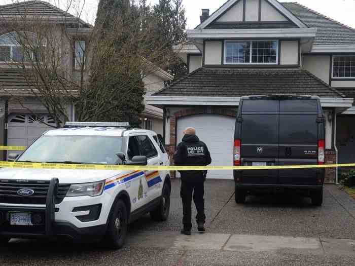 Trois personnes retrouvées mortes à l’intérieur de la maison de Surrey dans un meurtre-suicide apparent, selon la police