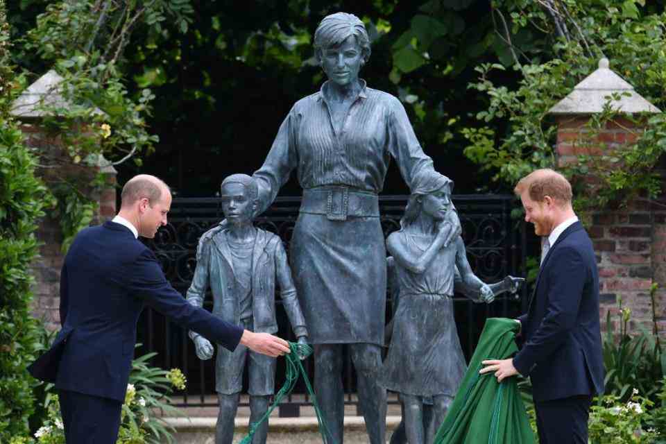 londres, angleterre 01 juillet prince william, duc de cambridge à gauche et prince harry, duc de sussex dévoilent une statue qu'ils ont commandée à leur mère diana, princesse de galles, dans le jardin en contrebas du palais de kensington, à l'occasion de ce qui aurait été son 60e anniversaire le le 1er juillet 2021 à londres, en angleterre, aujourd'hui aurait été le 60e anniversaire de la princesse diana, décédée en 1997 lors d'une cérémonie ici aujourd'hui, ses fils le prince william et le prince harry, respectivement duc de cambridge et duc de sussex, dévoileront une statue à sa mémoire photo de dominic lipinski wpa poolgetty images