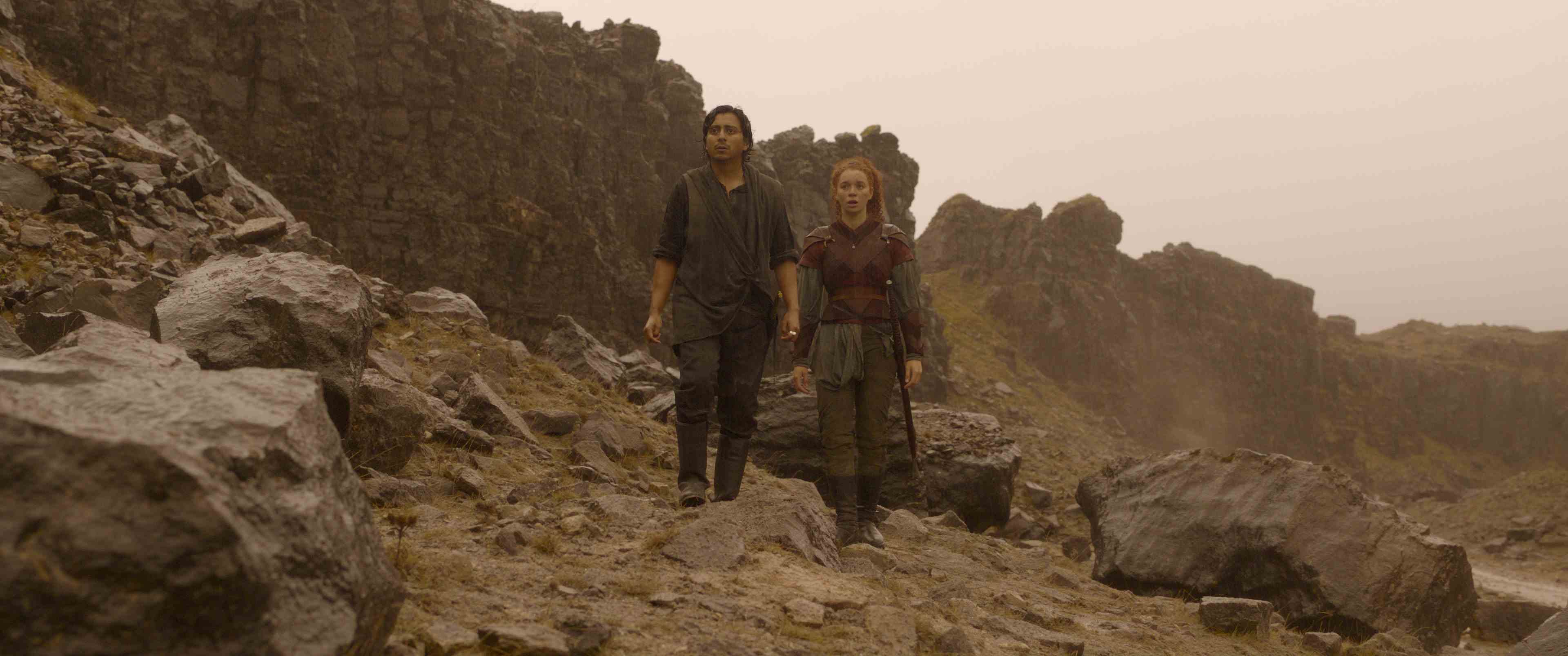 (LR) : Graydon (Tony Revolori) et Jade (Erin Kellyman) dans WILLOW de Lucasfilm