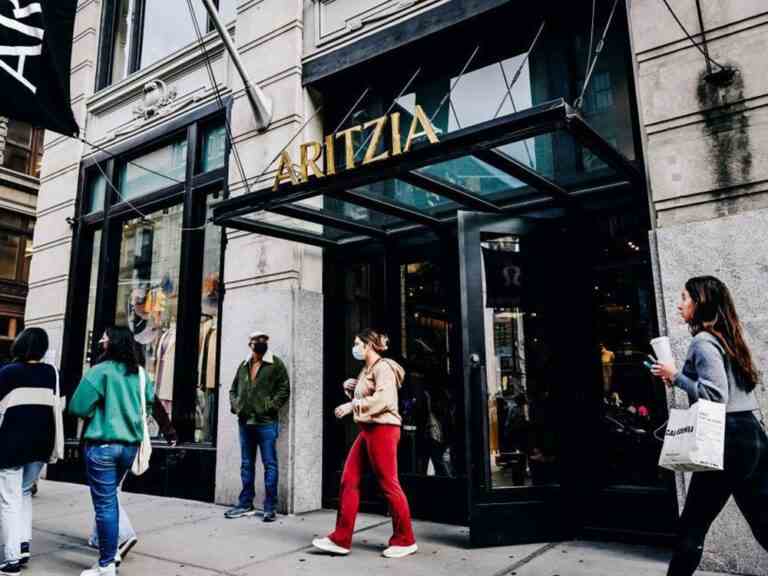 À l’intérieur d’Aritzia, le détaillant canadien qui est la chaîne de mode la plus en vogue aux États-Unis