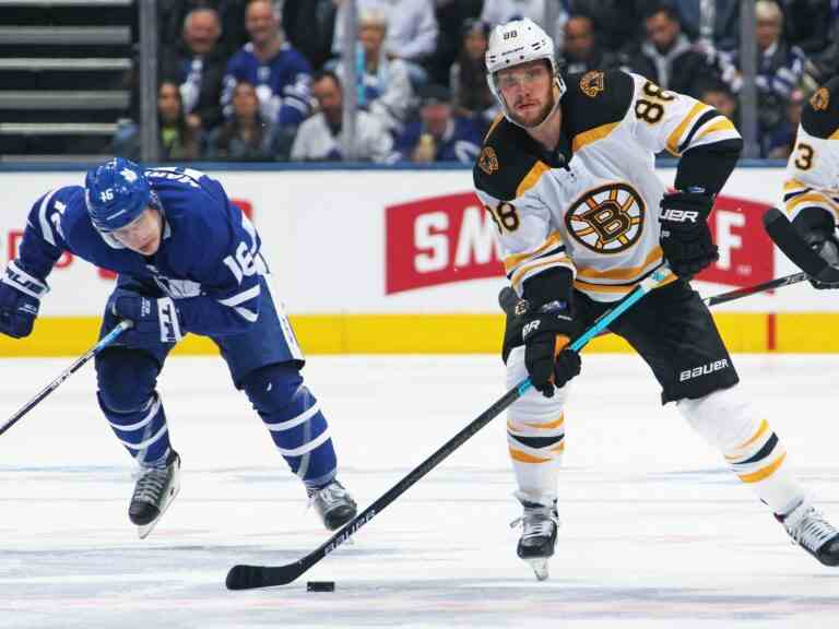 TRAIKOS : Comment Mitch Marner pourrait aider David Pastrnak à devenir le joueur le mieux payé de la LNH