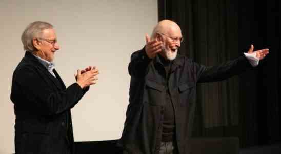 John Williams surprend Steven Spielberg en lui disant qu'il ne prend pas sa retraite après tout.