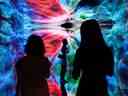 Visiteurs devant une installation d'art immersive qui sera convertie en NFT et mise aux enchères en ligne chez Sotheby's, à la Digital Art Fair, à Hong Kong, Chine.
