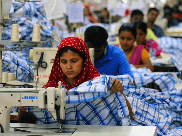 Les grandes marques de vêtements pressent les fournisseurs bangladais pour compenser l’inflation, selon une étude