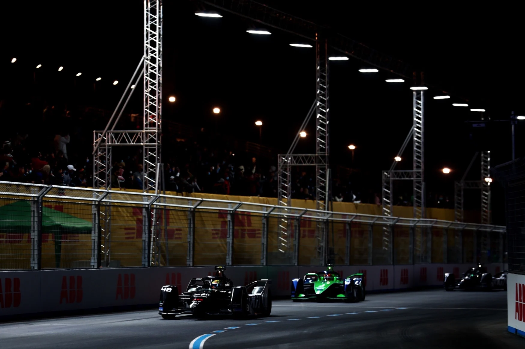 RIYADH STREET CIRCUIT, ARABIE SAOUDITE - 29 JANVIER : Edoardo Mortara (CHE), ROKiT Venturi Racing, Silver Arrow 02 lors du Diriyah ePrix II au Riyadh Street Circuit le samedi 29 janvier 2022 à Riyad, Arabie Saoudite.  (Photo de Sam Bloxham / LAT Images)