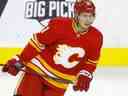 Calgary Flames Walker Duehr pendant l'échauffement avant d'affronter les Sharks de San Jose dans l'action de la LNH au Scotiabank Saddledome de Calgary le mardi 9 novembre 2021.