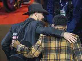 Carey Price escorte l'ancien coéquipier PK Subban hors de la glace après la cérémonie de jeudi.