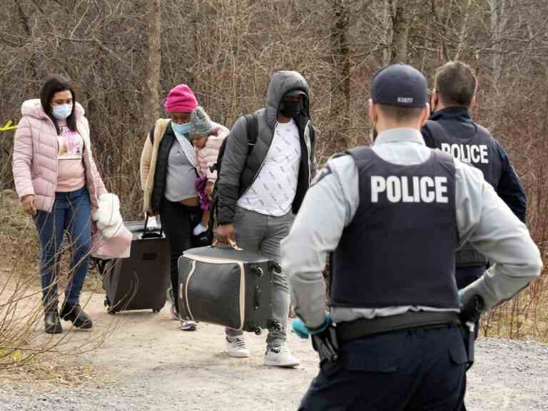 Un système d’immigration «lent et brisé» conduit des «personnes désespérées» à Roxham Road, selon Poilievre