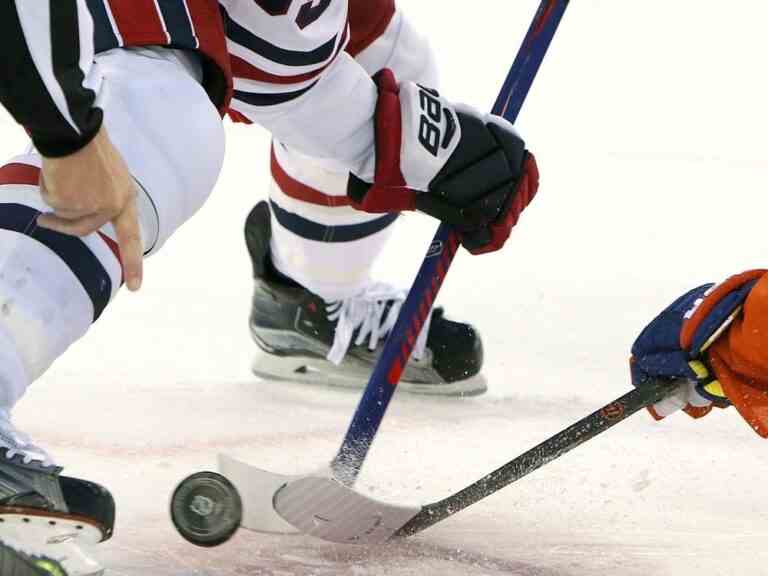 Un entraîneur de hockey de la ligue mineure du Québec suspendu 10 ans pour avoir frappé un jeune joueur