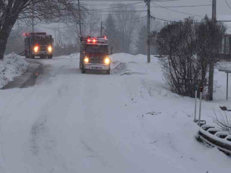 Au moins trois travailleurs toujours portés disparus dans l’explosion d’une usine près de Montréal