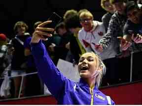 Olivia Dunne de LSU prend un «selfie» avec des fans après une rencontre PAC-12 contre Utah au Jon M. Huntsman Center le 6 janvier 2023 à Salt Lake City, Utah.