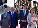 Le président mexicain Andres Manuel Lopez Obrador et la première dame Beatriz Gutierrez Muller accueillent le premier ministre Justin Trudeau et son épouse Sophie Grégoire à l'aéroport international Felipe Angeles de Santa Lucia, au Mexique, le 9 janvier 2023.