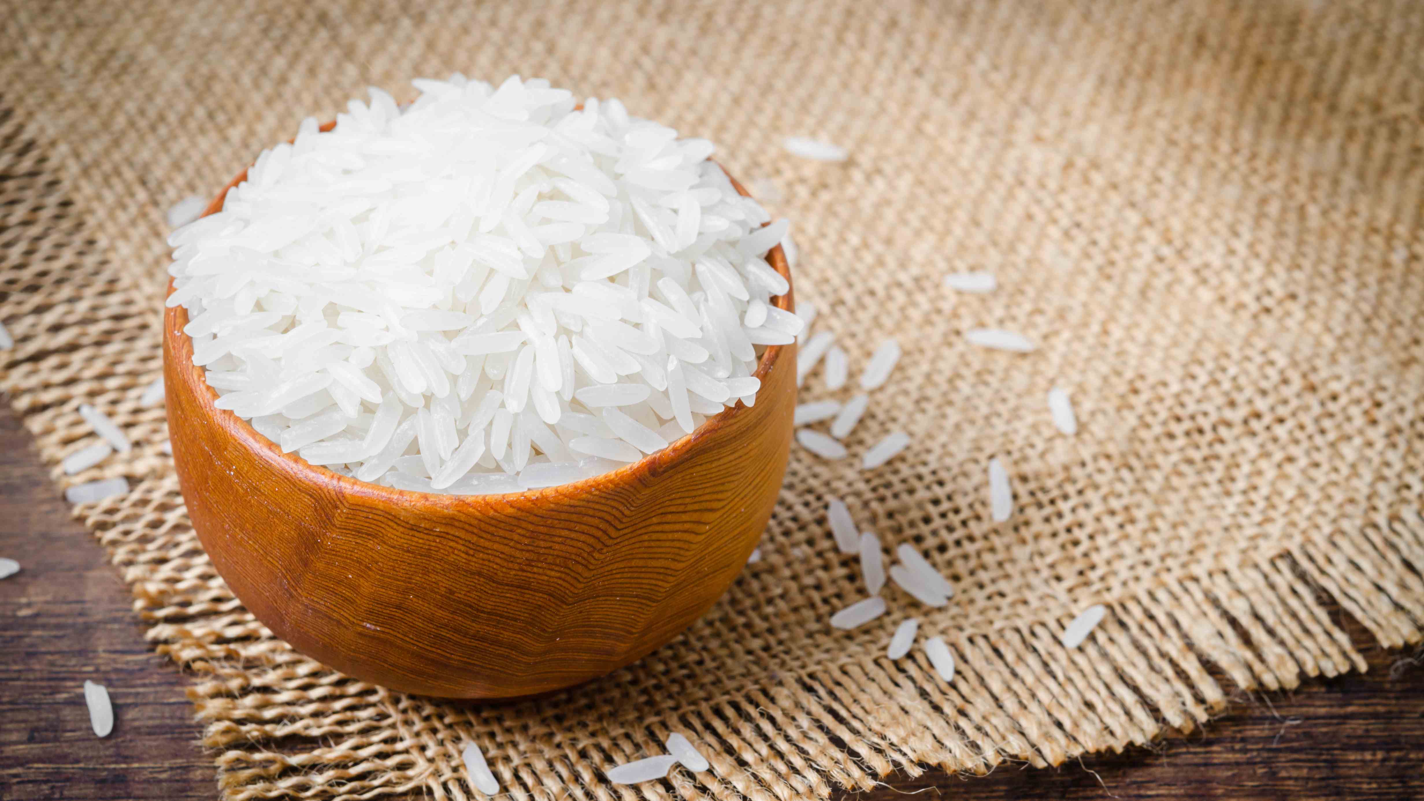 riz cru dans un bol en bois