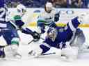 Andrei Vasilevskiy du Lightning de Tampa Bay arrête un tir de Bo Horvat des Canucks de Vancouver lors d'un match de la LNH à l'Amalie Arena le 12 janvier à Tampa, en Floride.