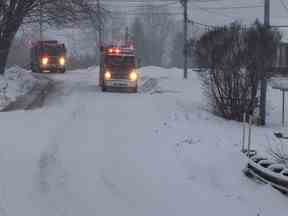 Des pompiers travaillent pour pomper de l'eau après une explosion dans une entreprise de distribution de propane à St-Roch-de-l'Achigan au nord de Montréal, le jeudi 12 janvier 2023.