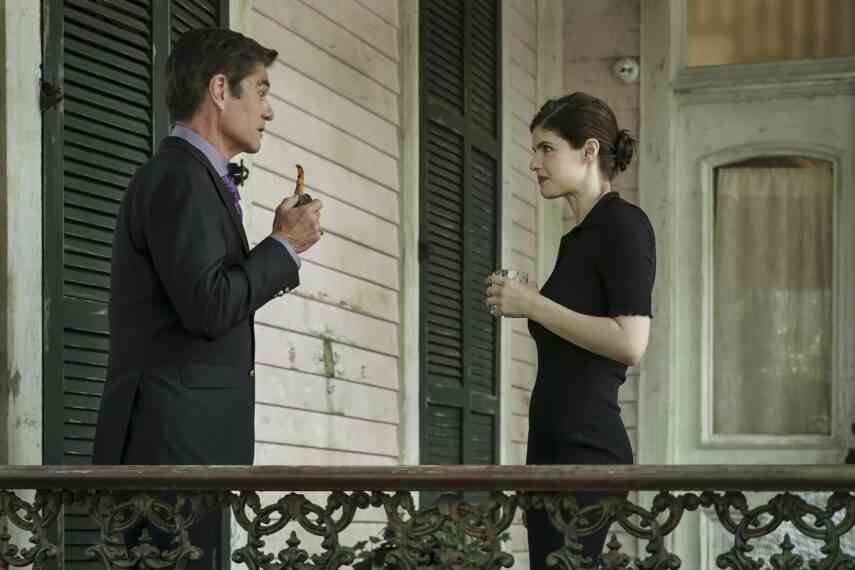 Harry Hamlin et Alexandra Daddario dans la saison 1 de 