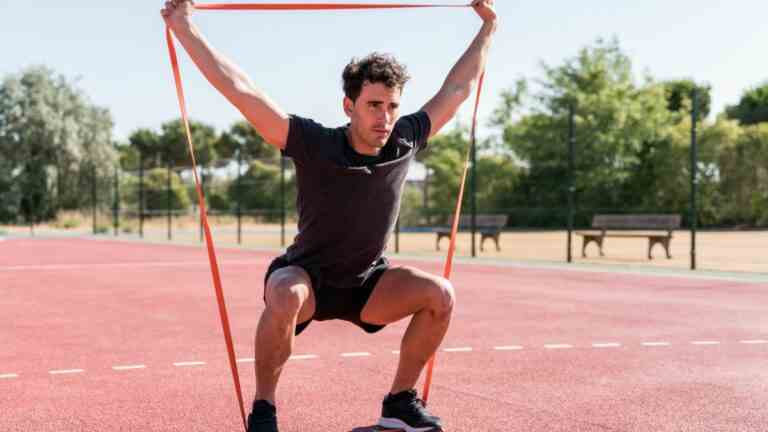 Cet entraînement de 15 minutes sculpte les bras et les abdominaux avec juste une bande de résistance