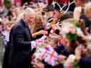 La foule applaudit lorsque le roi Charles III et Camilla, reine consort, arrivent pour une visite au château de Hillsborough en Irlande du Nord, le 13 septembre.