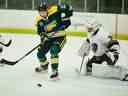 Eric Houk (12 ans) des Cougars de l'Université de Regina se bat pour la rondelle lors d'un récent match de hockey masculin de Canada Ouest contre les Bisons du Manitoba.  Photo par Arthur Ward/Arthur Images