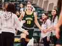 Julia Vydrova (15 ans) originaire de Prague s'est démarquée au poste avec l'équipe féminine de basketball des Cougars de l'Université de Regina.  Photo publiée avec l'aimable autorisation d'Arthur Ward/Arthur Images