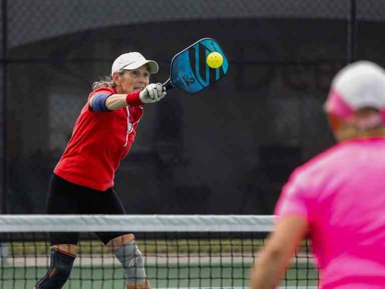 L’engouement pour le pickleball pousse les Canadiens de tous âges à se rendre sur le terrain