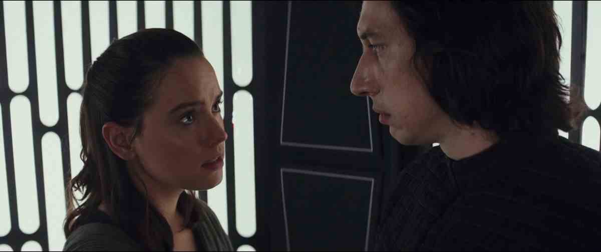 rey et kylo sont un peu trop proches dans star wars : les derniers jedi