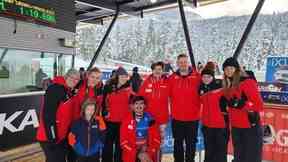 La chef Jade Berg (troisième à partir de la droite) se blottit avec les membres de l'équipe nationale canadienne de luge.  (Photo de Brooke Apshkrum)