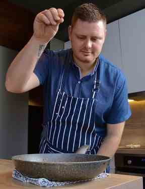 Le chef Jade Berg ajoute de l'assaisonnement à une chaudrée de fruits de mer.