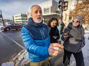 Le député de Québec solidaire Vincent Marissal parle aux médias de la situation à l'urgence de l'Hôpital Maisonneuve-Rosemont dans l'est de Montréal le mardi 17 janvier 2023.