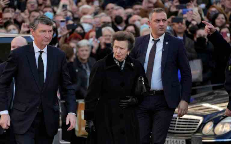 La princesse Anne rend un dernier hommage au dernier roi de Grèce, Constantin II