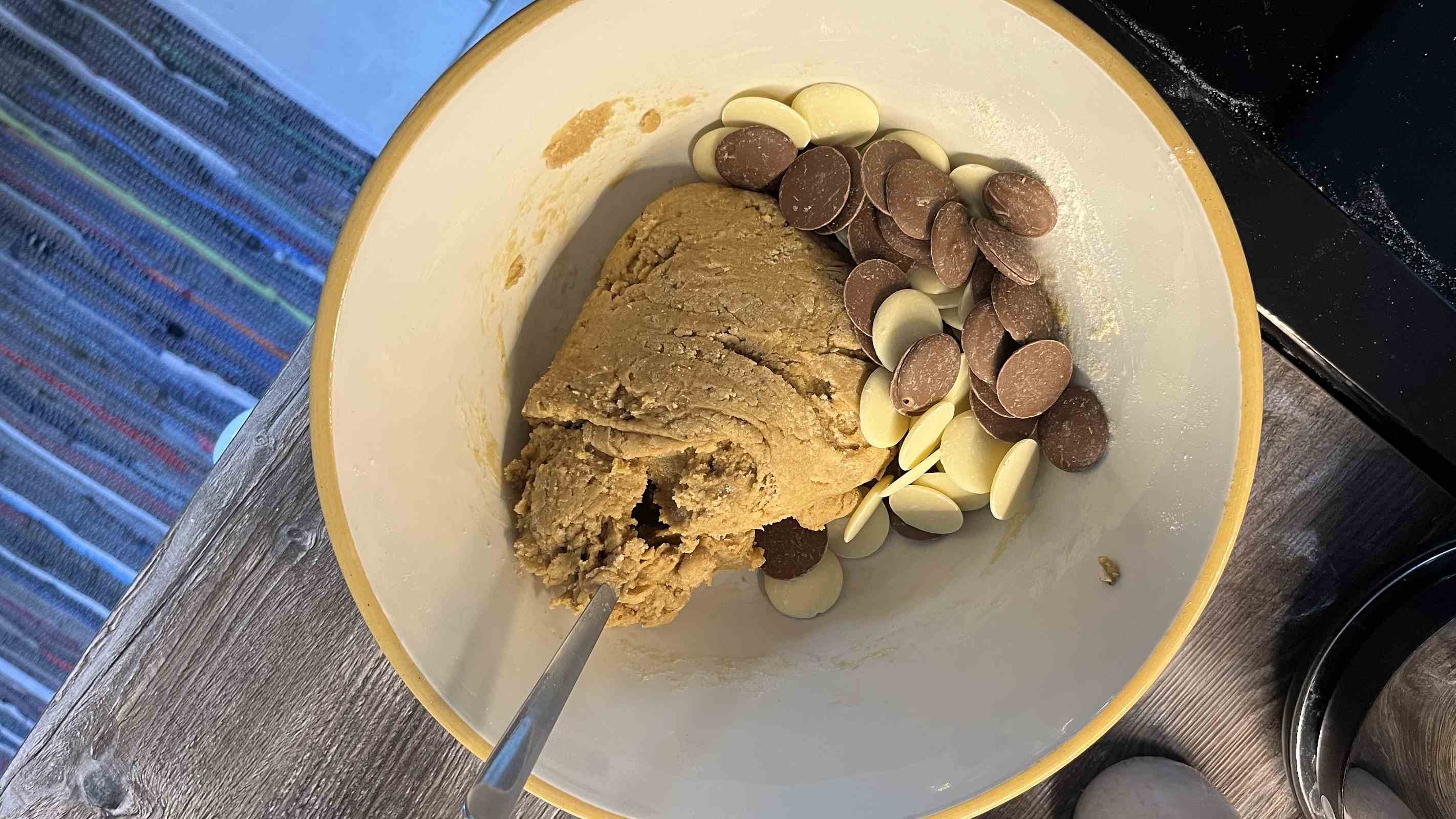 mélanger les boutons de chocolat dans la pâte à biscuits