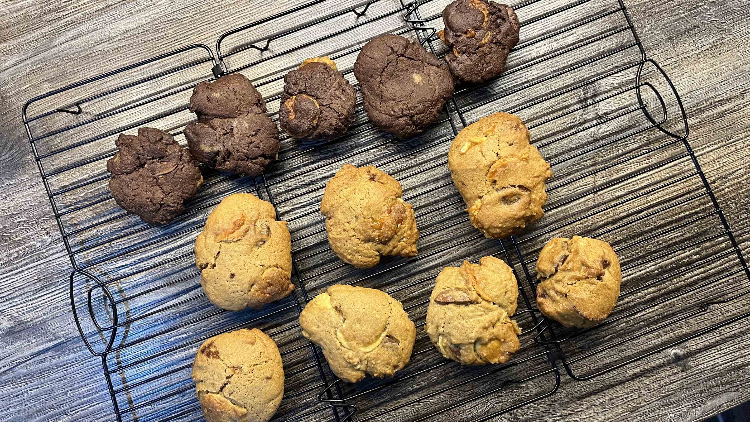 biscuits friteuse à air sur une grille de refroidissement