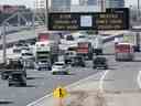 La circulation sur l'autoroute 401 à Toronto passe sous un panneau COVID-19 le lundi 6 avril 2020.