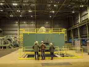 Travailleurs de la gigantesque centrale électrique de Sheerness au sud de Hanna, en 2019.