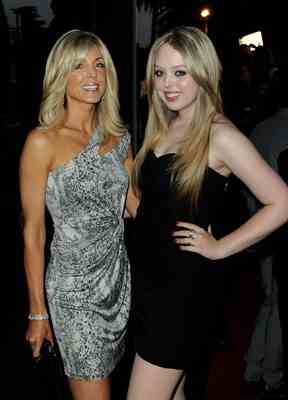 Marla Maples (à gauche) et sa fille Tiffany Trump arrivent à la 12e cérémonie annuelle des Young Hollywood Awards au Wilshire Ebell Theatre le 13 mai 2010 à Los Angeles, en Californie.