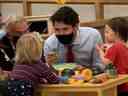 Le premier ministre Justin Trudeau joue avec des enfants à la garderie de l'école Carrefour de l'Isle-Saint-Jean à Charlottetown, à l'Île-du-Prince-Édouard.