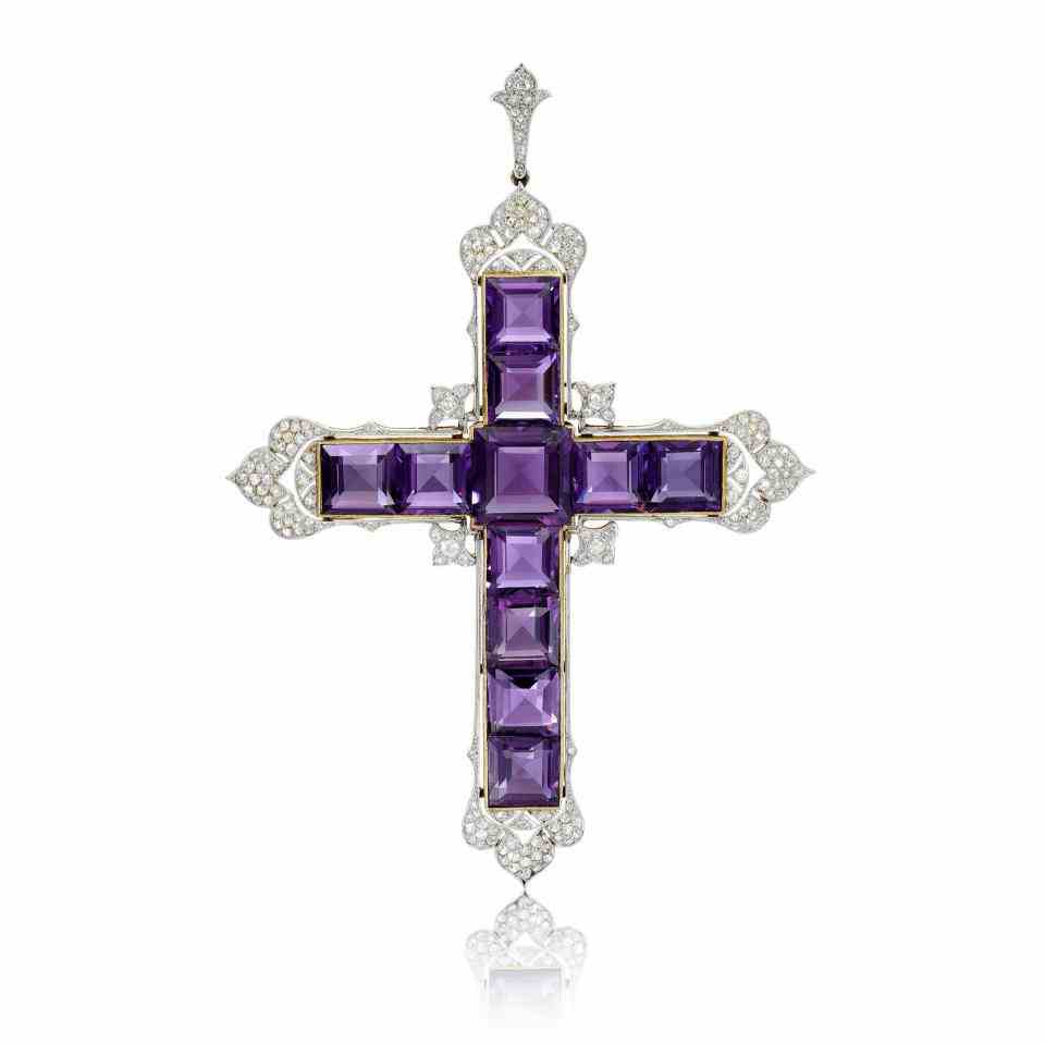 Collier croix Attallah de la princesse Diana.  (Sotheby's Londres)