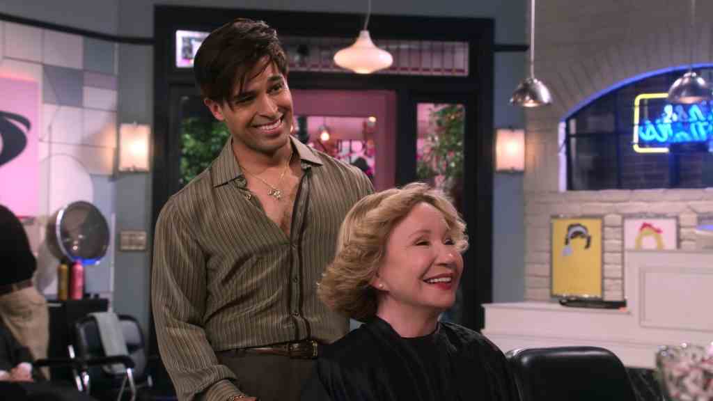 Ce spectacle des années 90.  (L à R) Wilmer Valderrama comme Fez, Debra Jo Rupp comme Kitty Forman dans l'épisode 103 de That '90s Show.  Cr.  Avec l'aimable autorisation de Netflix © 2022