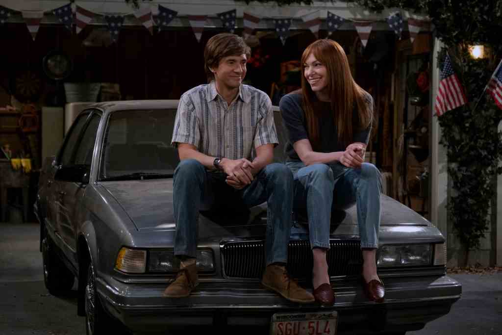 Ce spectacle des années 90.  (L à R) Topher Grace comme Eric Forman, Laura Prepon comme Donna Pinciotti dans l'épisode 101 de That '90s Show.  Cr.  Patrick Wymore/Netflix © 2022