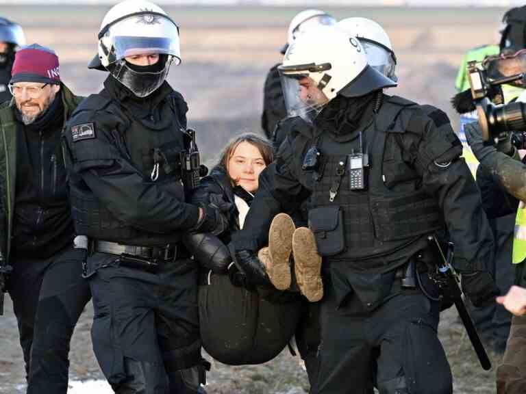 Greta Thunberg emportée par la police lors d’une manifestation contre une mine allemande